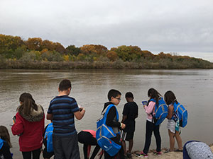kids_by_river2